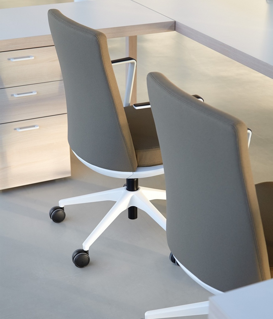 Sillones Cron en oficina con cajoneras y mesa