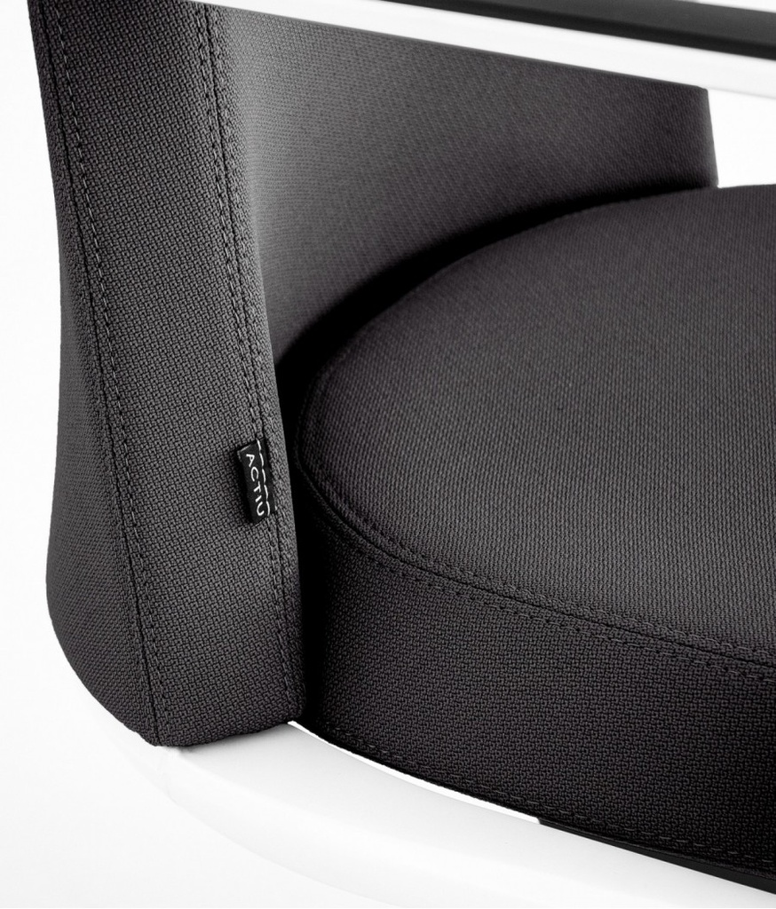 Asiento y respaldo negros del sillón Cron de Actiu