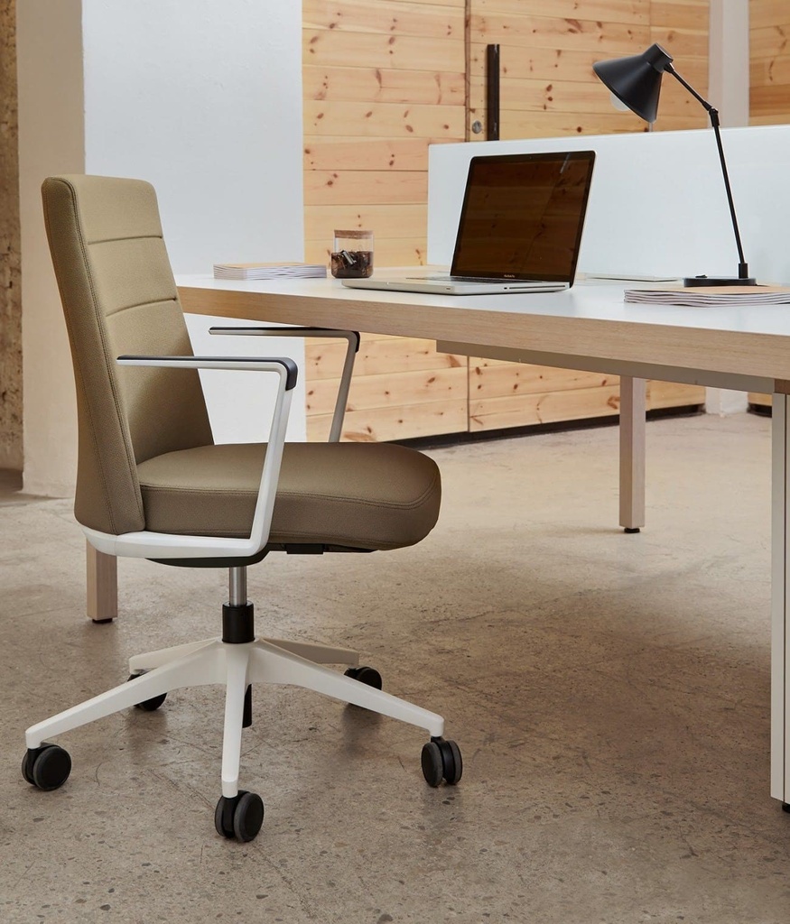 Sillón Cron tapizado con respaldo bajo