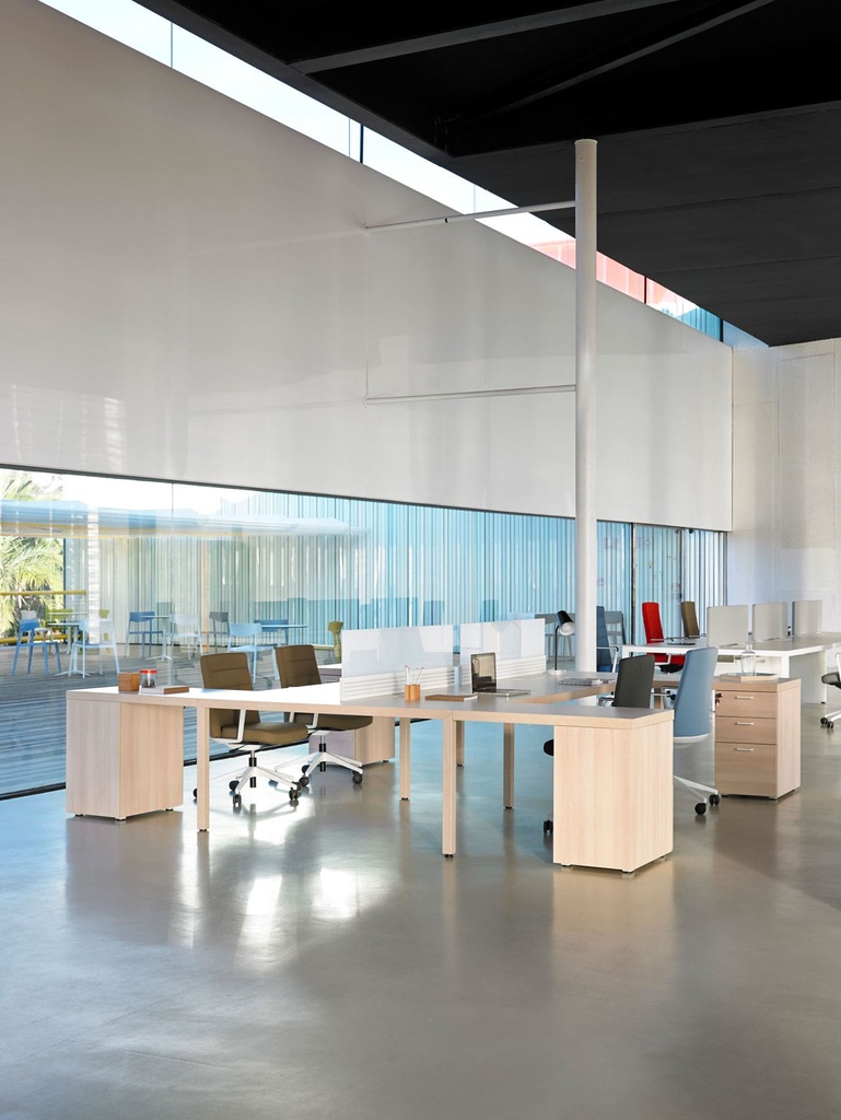 Sillones Cron en oficina con mesas apoyo a buck