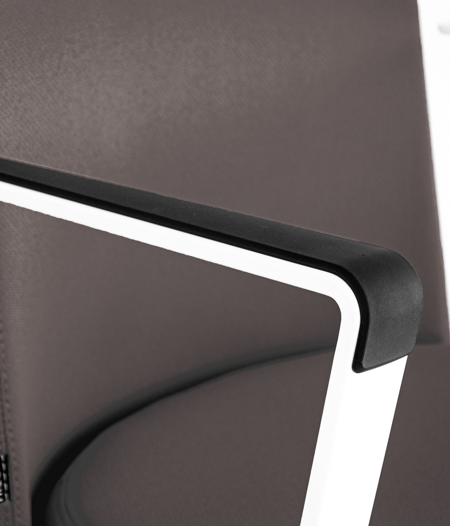 Brazos blancos del sillón Cron de Actiu