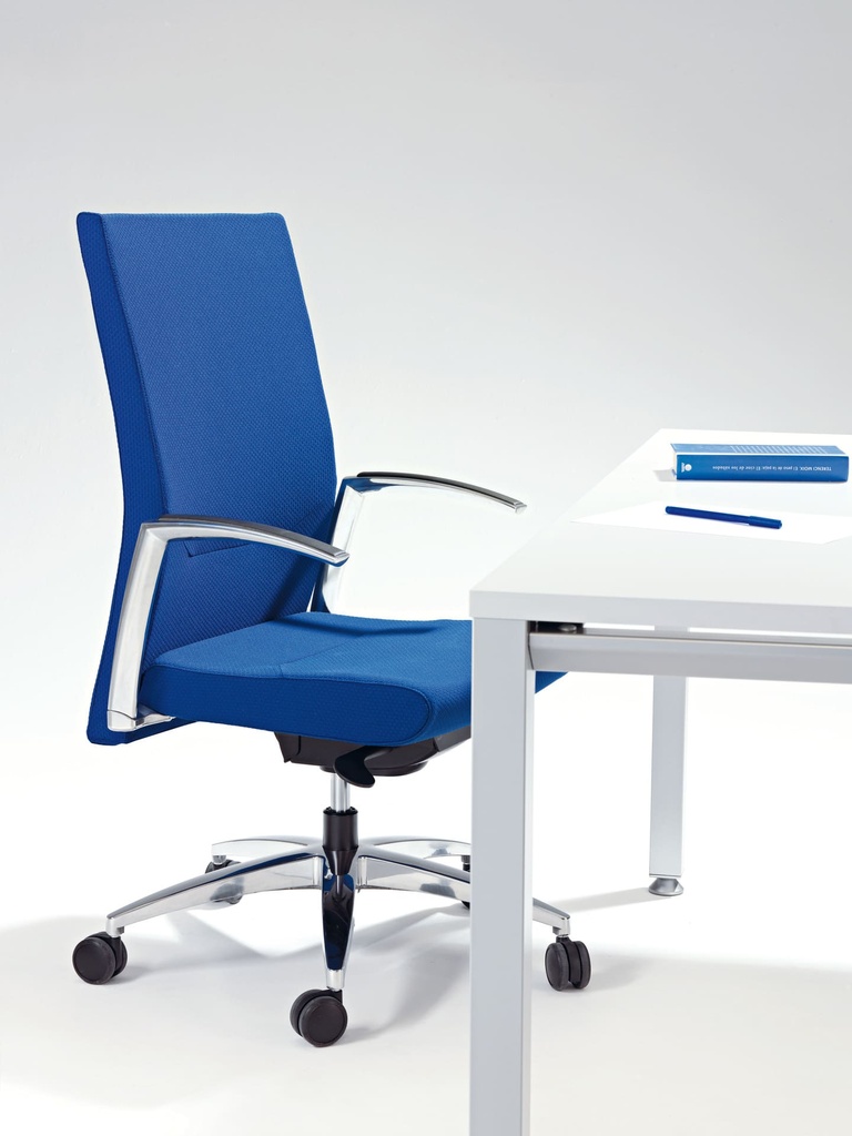 Sillón de oficina Kados azul con brazos de aluminio