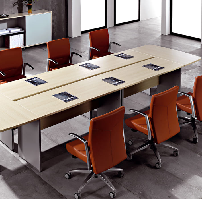 Sillones de oficina Kados naranjas con brazos de aluminio en sala de reuniones