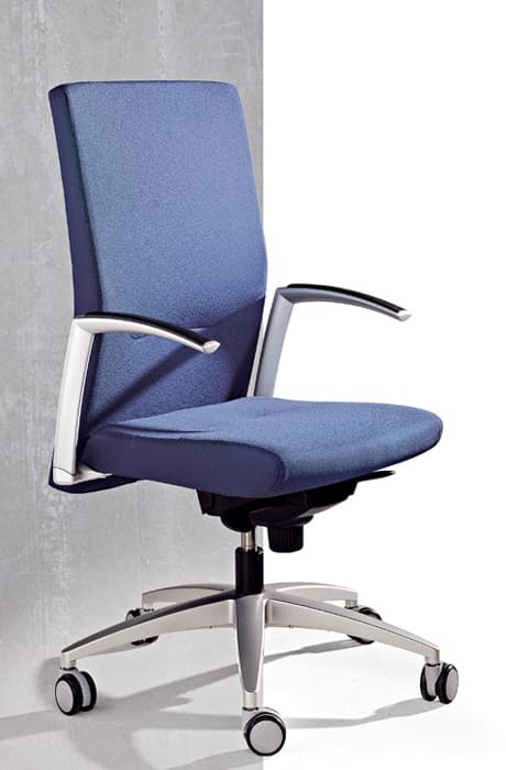 Sillón de oficina Kados azul con brazos de aluminio