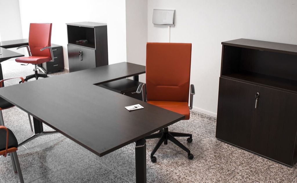 Sillones de oficina Kados naranjas con brazos de aluminio en gestoría de Ribadeo (Asturias)