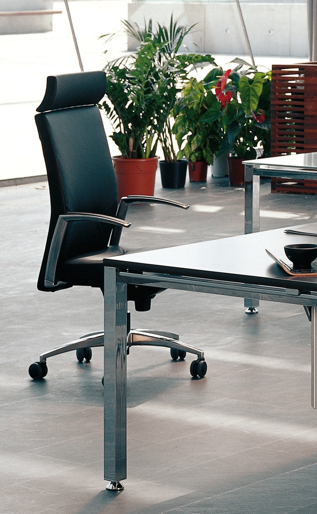 Elegante sillón de oficina Kados tapizado con cabecero en piel auténtica