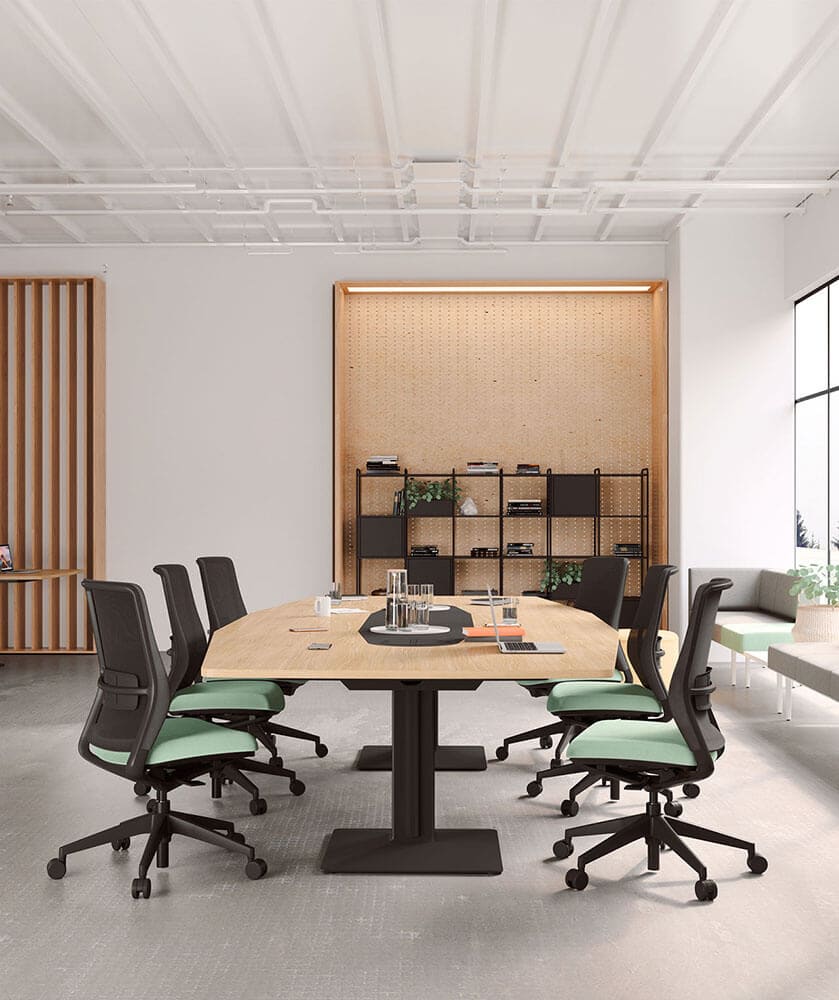 Sala de reuniones con sillas de malla ergonómica A+S Work de asiento verde