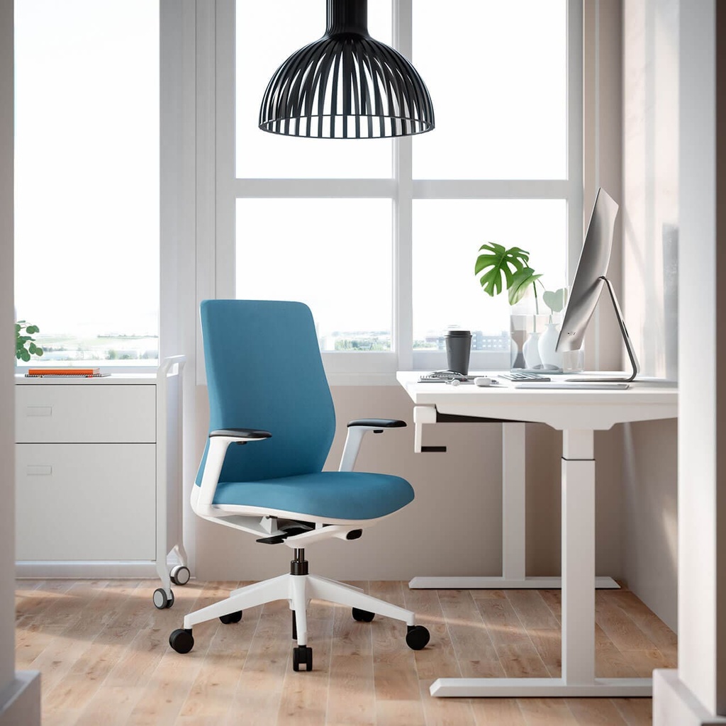 Silla ergonómica de oficina A+S Work tapizada en azul en oficina en casa