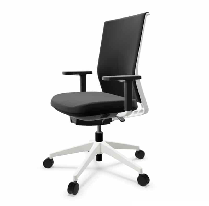 Silla Stay con estructura blanca y respaldo de malla ergonómica