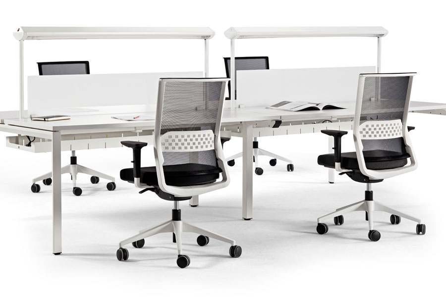 Sillas Stay con estructura blanca y respaldo de malla ergonómica en oficina