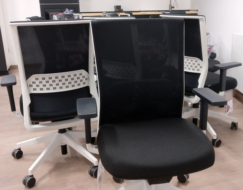 Sillas Stay en instalación de Asturalba en asesoría de Oviedo