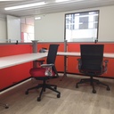 Silla Stay con malla negra y asiento rojo instalada en mostrador de recepción de Ballestas Carreño en Tabaza