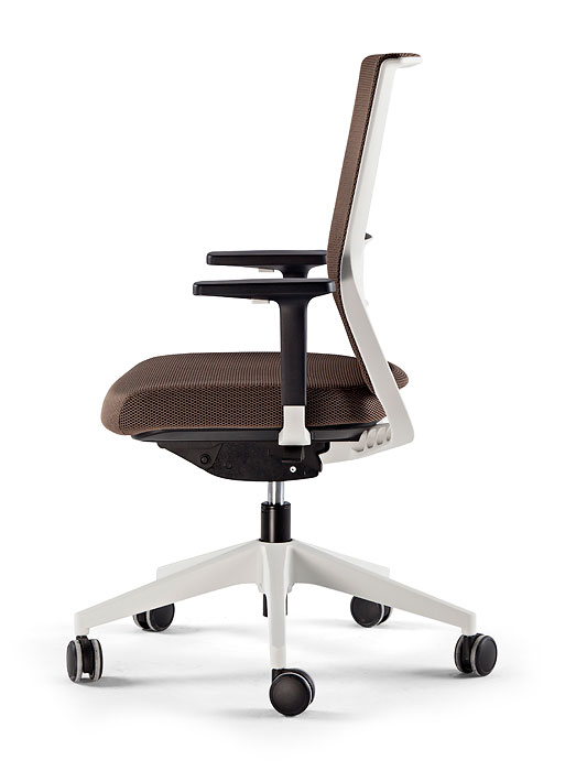 Silla Stay con brazos con malla negra y asiento marrón