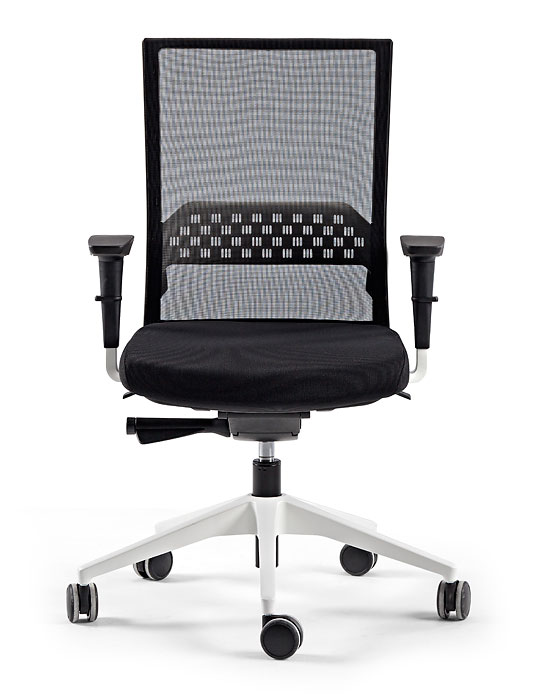 Silla Stay con brazos con malla negra y base blanca