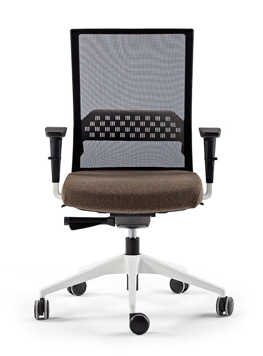 Silla Stay con brazos con malla negra, base blanca y asiento marrón