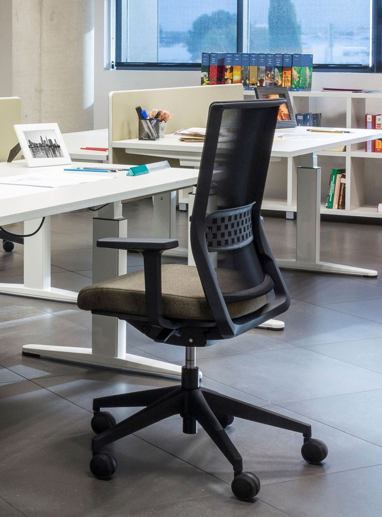 Silla Stay con malla negra transpirable y asiento marrón