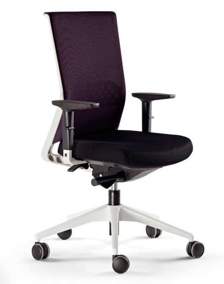 Silla Stay con respaldo tapizado en negro y estructura blanca