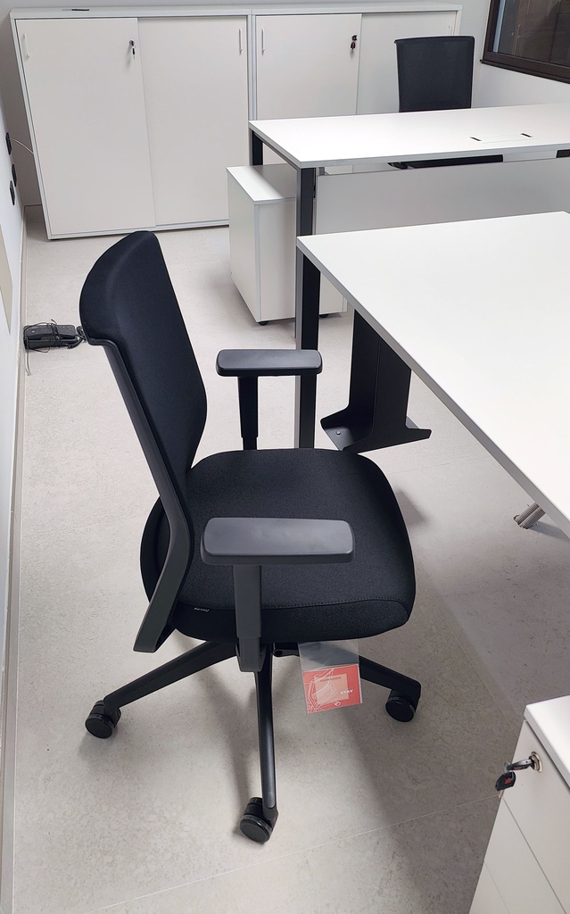 Silla Stay instalada en la oficina de Terrazos Puente en Llanes por Asturalba