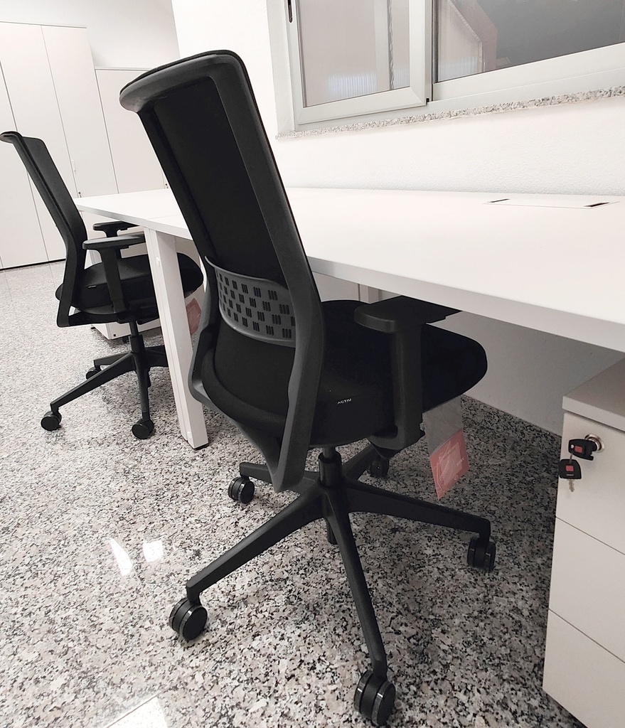 Silla Stay instalada en la recepción del Ayuntamiento de Corvera de Asturias por Asturalba