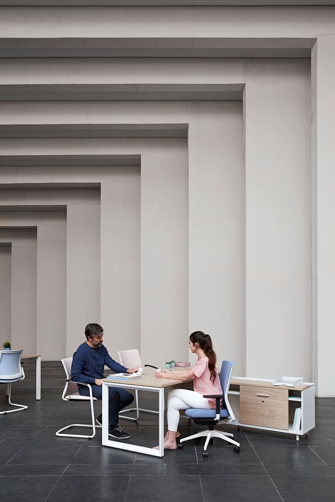 Mesa de trabajo con sillas Stay tapizadas