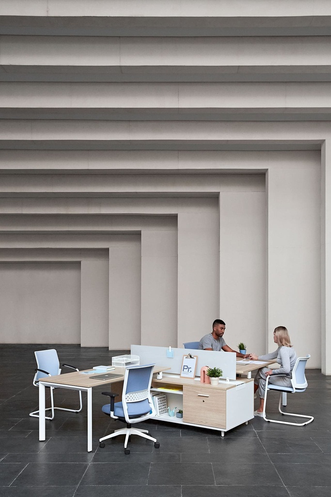 Oficina con silla Stay tapizadas en azul