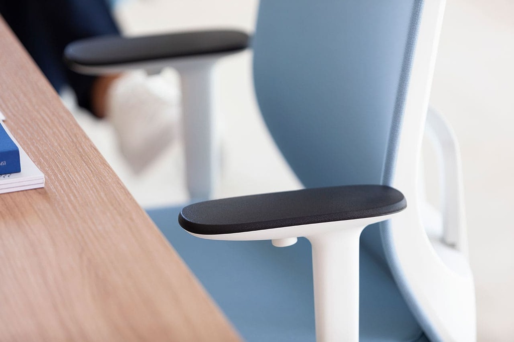 Silla ergonómica de oficina blanca con tapizado azul para envío rápido Trim de Actiu