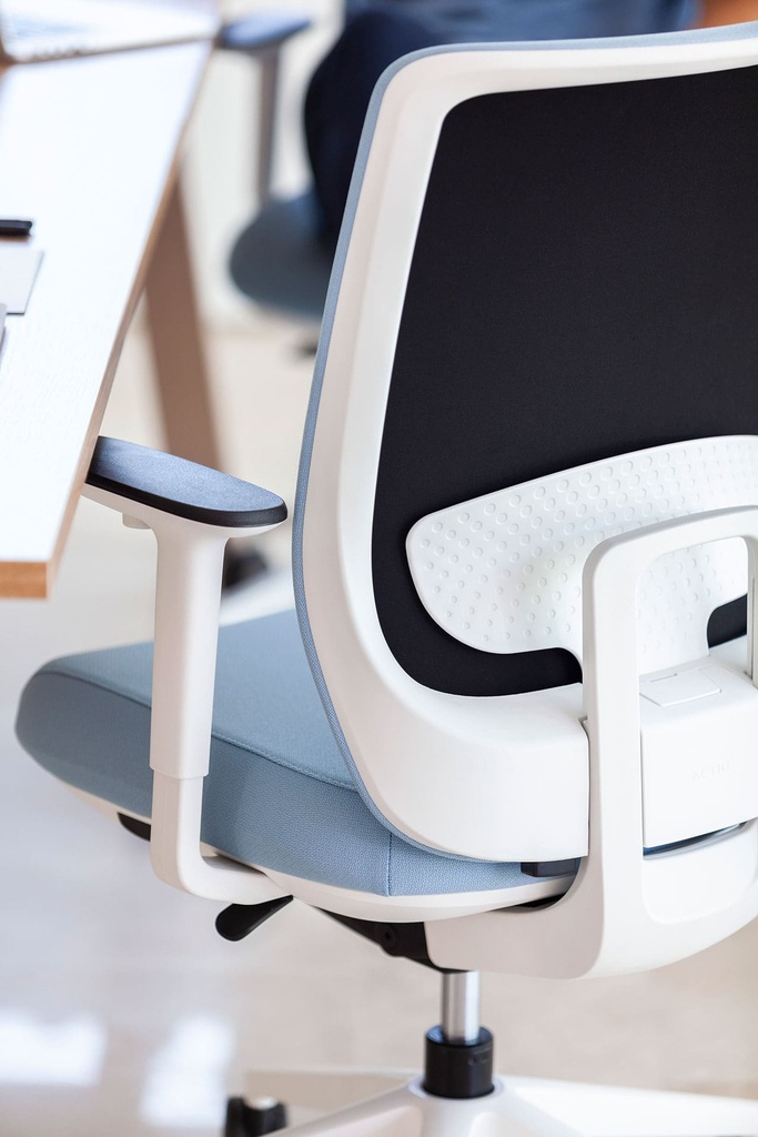 Oficina de diseño con silla ergonómica de oficina blanca con tapizado azul para envío rápido Trim de Actiu