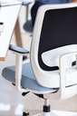Oficina de diseño con silla ergonómica de oficina blanca con tapizado azul para envío rápido Trim de Actiu