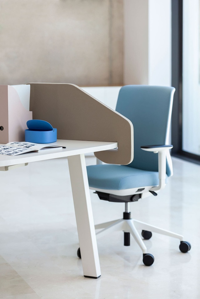 Oficina moderna con silla ergonómica de oficina blanca con tapizado azul para envío rápido Trim de Actiu