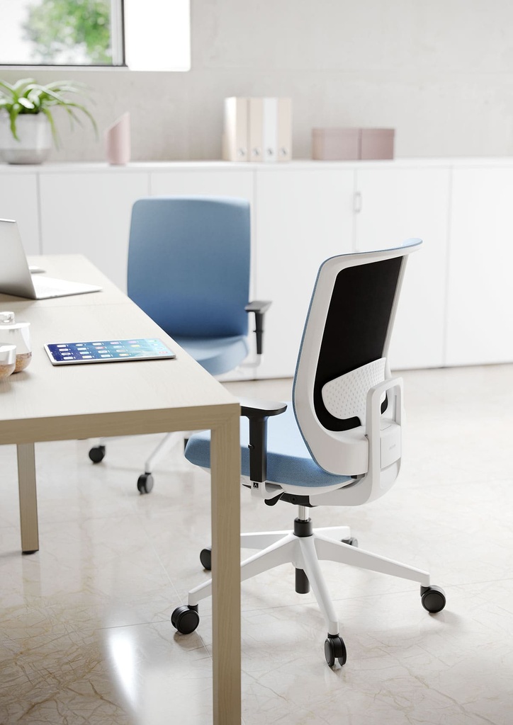 Oficina de diseño moderno con silla ergonómica de oficina blanca con tapizado azul para envío rápido Trim de Actiu