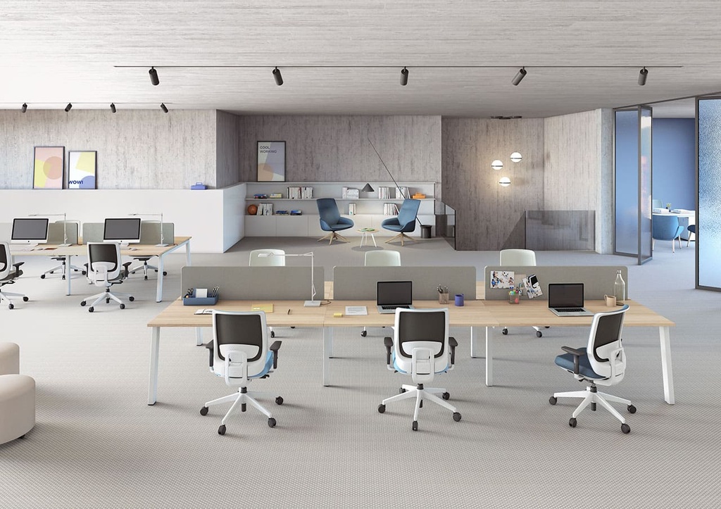 Oficina moderna con silla ergonómica de oficina blanca con tapizado azul claro para envío rápido Trim de Actiu