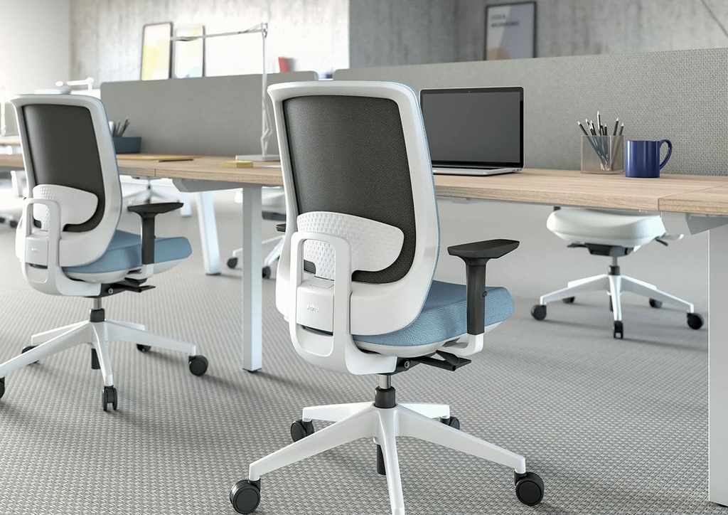 Diseño de oficina actual con silla ergonómica de oficina blanca con tapizado azul para envío rápido Trim de Actiu