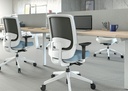 Diseño de oficina actual con silla ergonómica de oficina blanca con tapizado azul para envío rápido Trim de Actiu