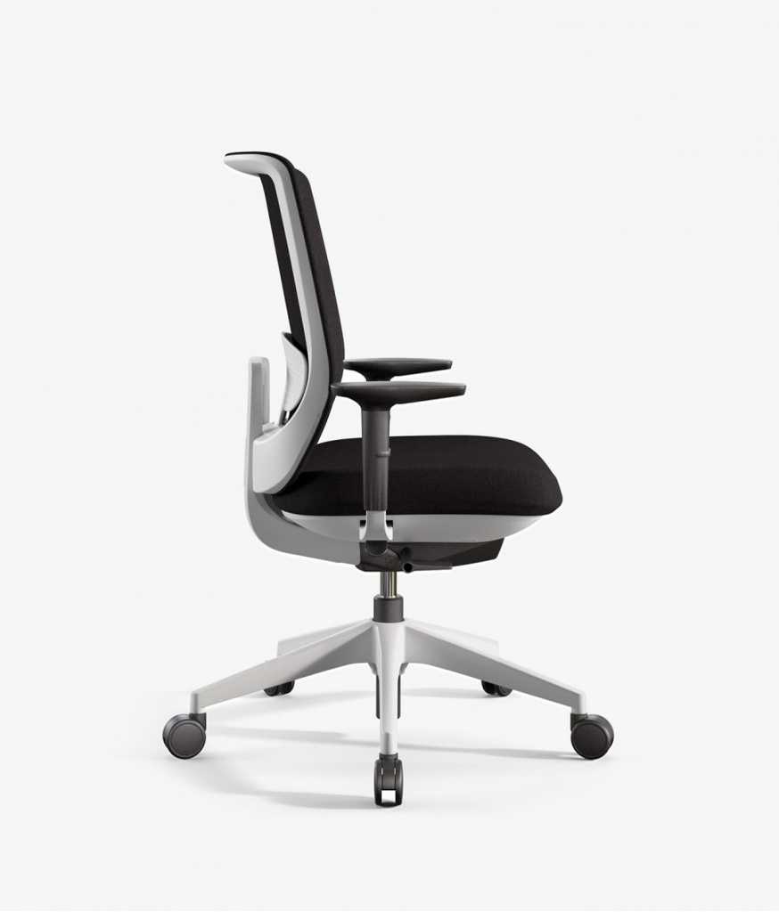 Silla ergonómica Trim de Actiu con respaldo de altura regulable tapizado en negro