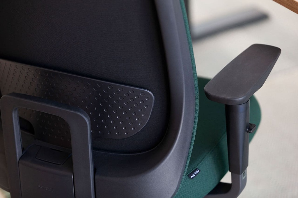Silla ergonómica Trim de Actiu con respaldo de altura regulable tapizado en verde