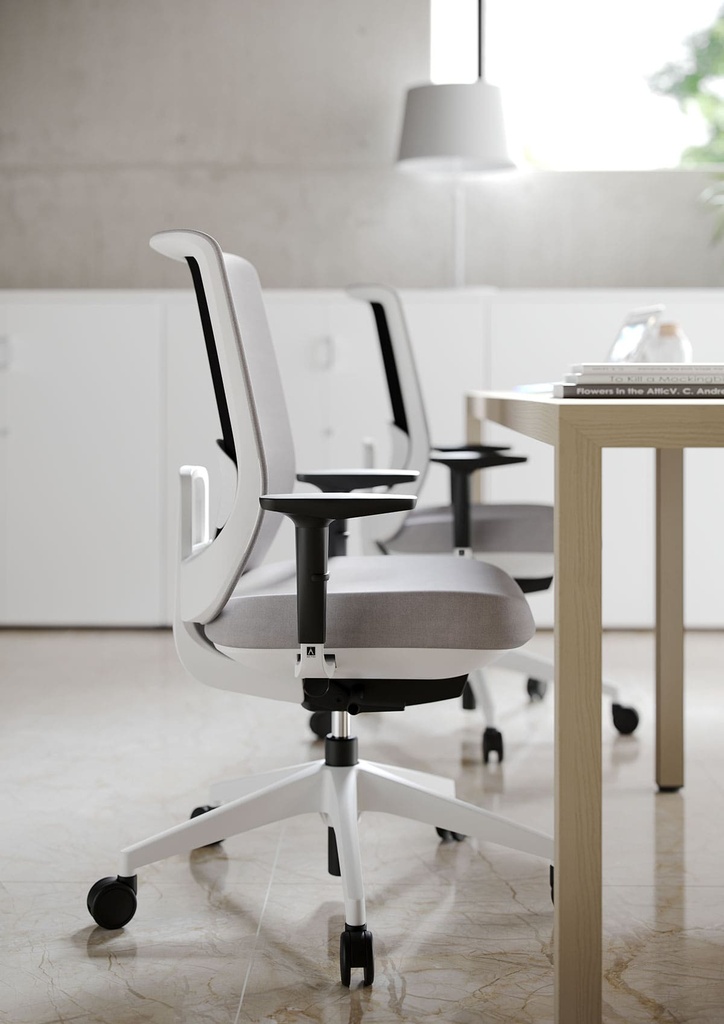 Oficina con sillas ergonómica Trim de Actiu con respaldo de altura regulable tapizadas en gris