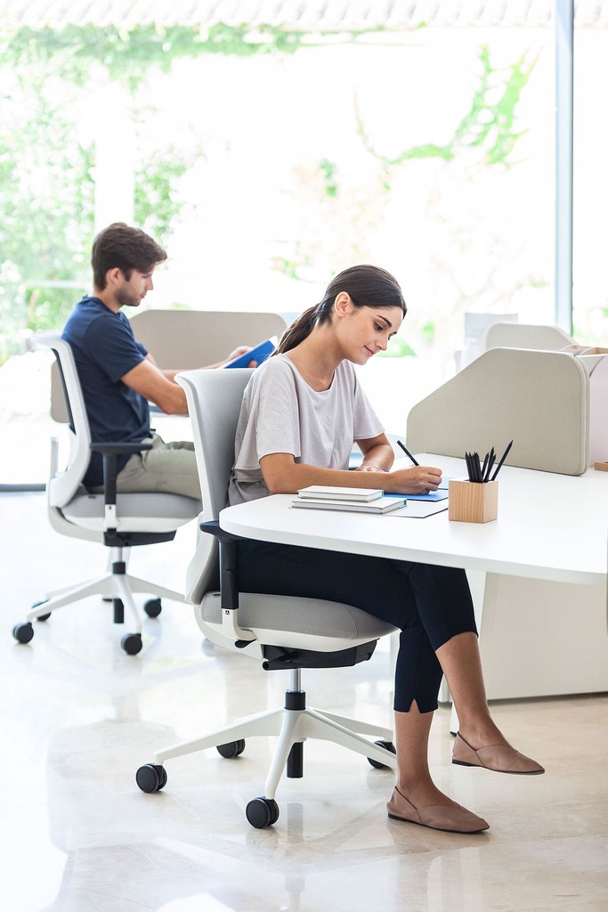 Oficina con sillas ergonómica Trim de Actiu con respaldo de altura regulable tapizadas en varios colores
