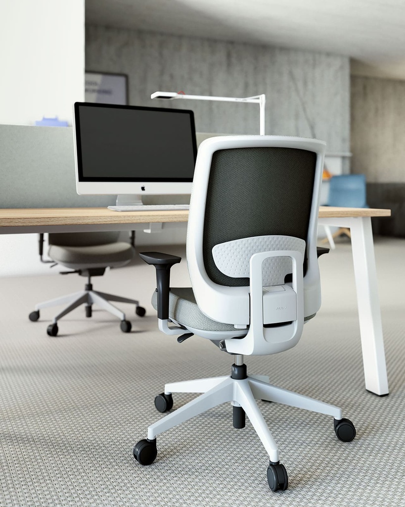 Oficina con sillas ergonómica Trim de Actiu con respaldo de altura regulable tapizadas en varios colores
