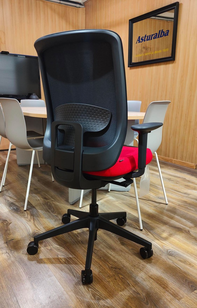 Silla Trim 30 con malla Harlequin y asiento tapizada en rojo para nuestro vecino Daniel Cortavitarte de Innoecor Evolution