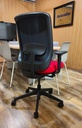 Silla Trim 30 con malla Harlequin y asiento tapizada en rojo para nuestro vecino Daniel Cortavitarte de Innoecor Evolution