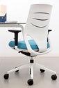 Silla Efit 10 con respaldo alto blanco y tapizado azul en oficina con respaldo ergonómico