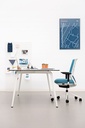 Silla Efit 10 con respaldo alto blanco y tapizado azul en oficina con mesa Twist