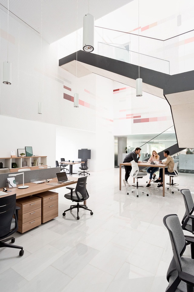 Silla Efit 10 con respaldo alto negro y tapizado gris en oficina con mesas Actiu