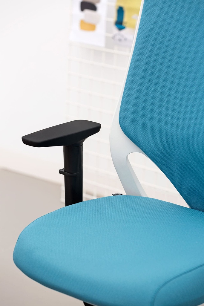 Silla Efit 10 con respaldo alto blanco y tapizado azul en oficina con diseño moderno