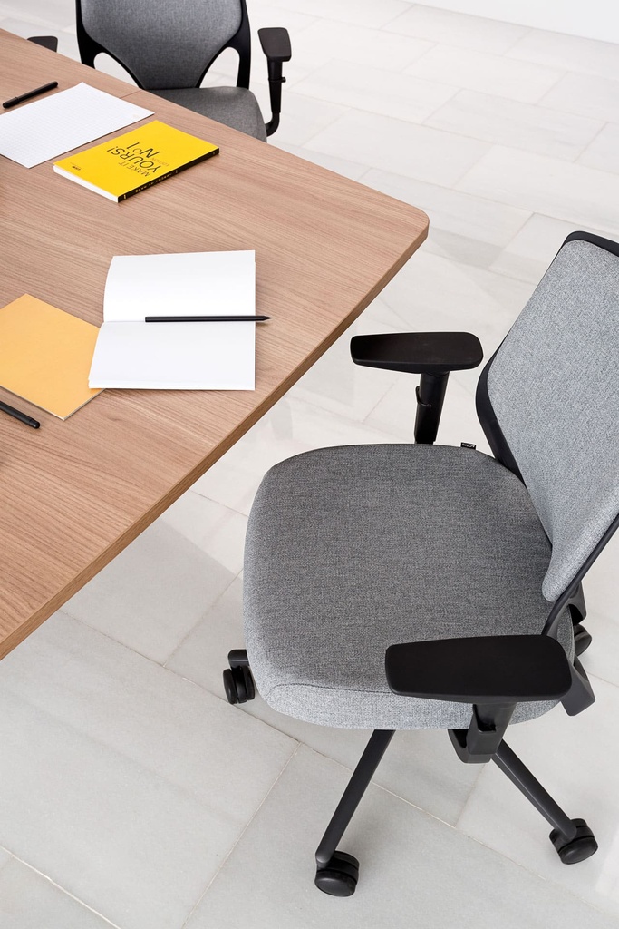 Silla Efit 10 con respaldo alto negro y tapizado gris en oficina con mesa Power