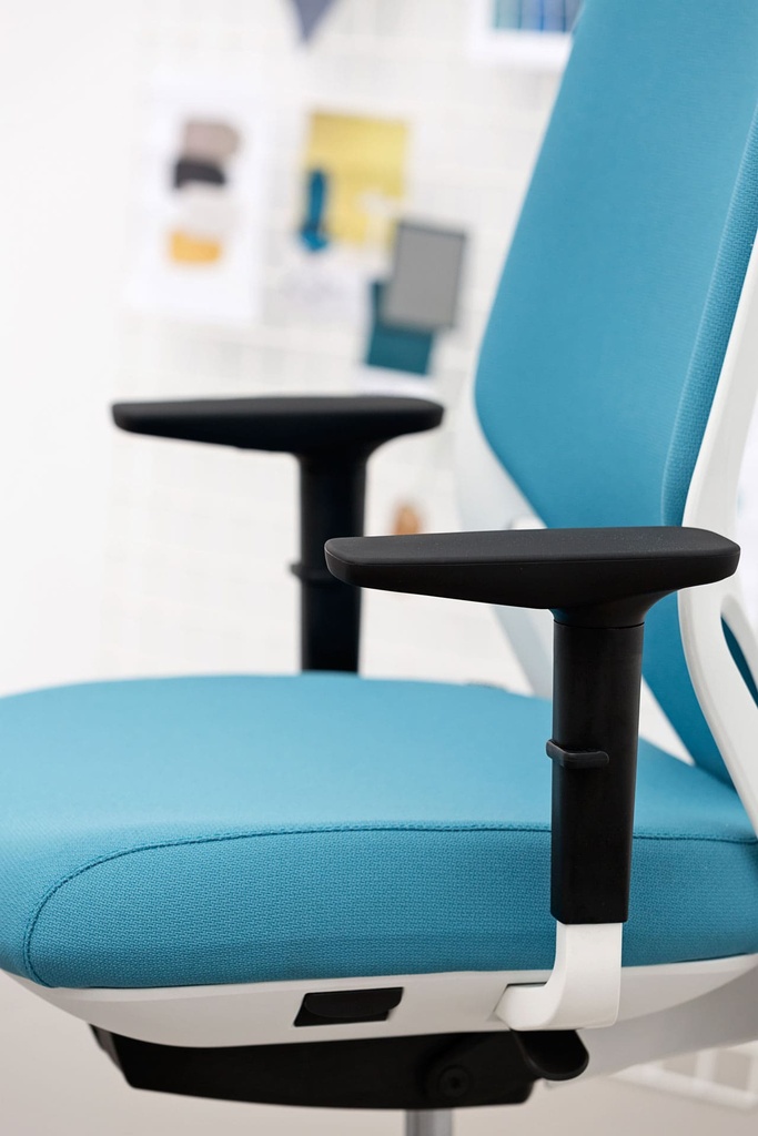 Silla Efit 10 con respaldo alto negro y tapizado gris en oficina con mesa Twist