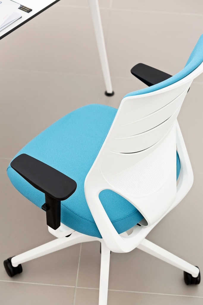 Silla Efit 10 con respaldo alto blanco y tapizado azul en oficina con brazos 2D