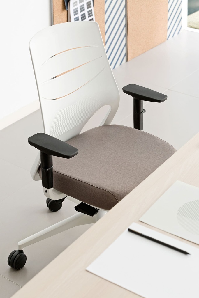 Silla Efit 40 con respaldo alto y asiento marrón en oficina