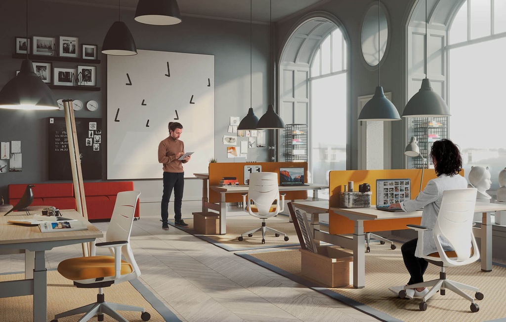 Silla Efit 40 con respaldo alto y asiento amarillo en oficina