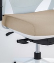 Detalle de la silla Efit 40 en blanco y beige